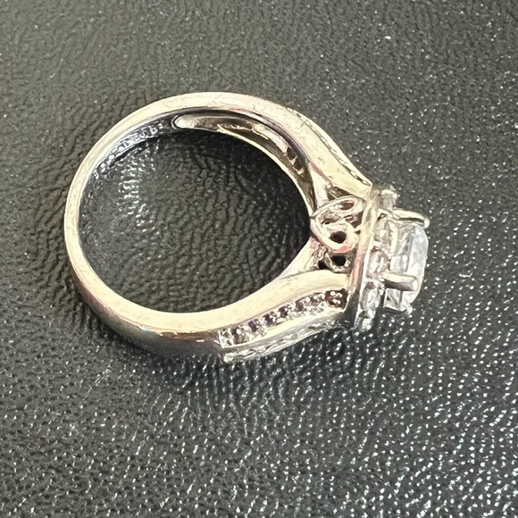 Elegant Silver Ring with Crystal Accents - Picture 7 of 10
